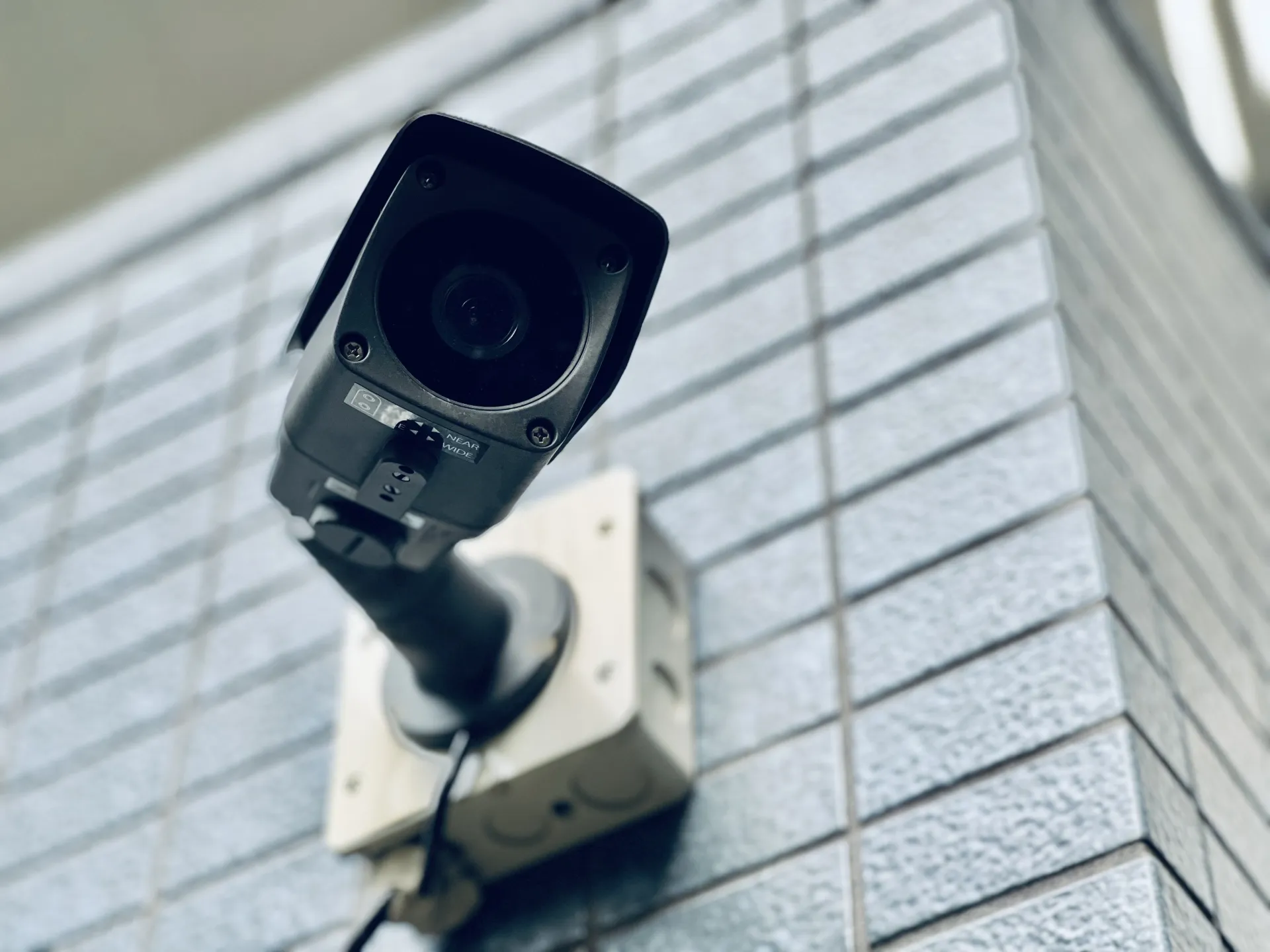 屋外設置されたバレット型防犯カメラ