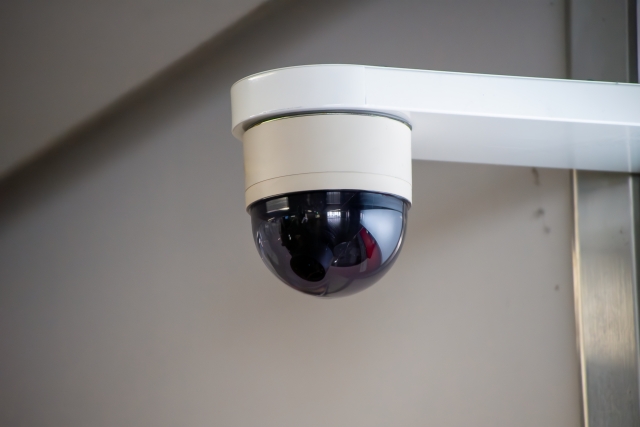 屋内に設置されたドーム型防犯カメラ