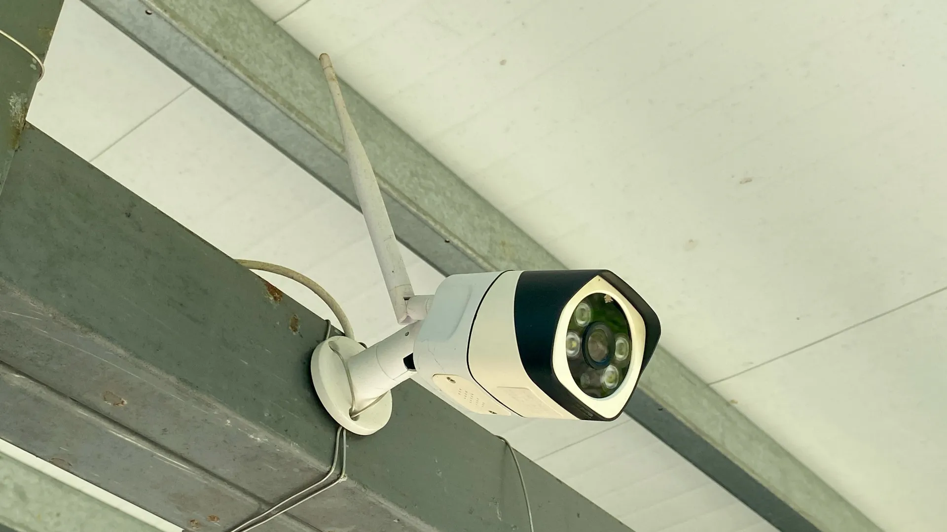 ネットワーク接続型の防犯カメラ