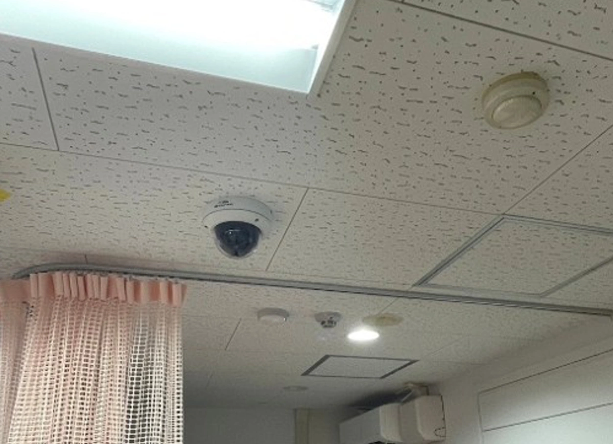 ナースステーション付近の天井に設置したAHDドーム型防犯カメラ