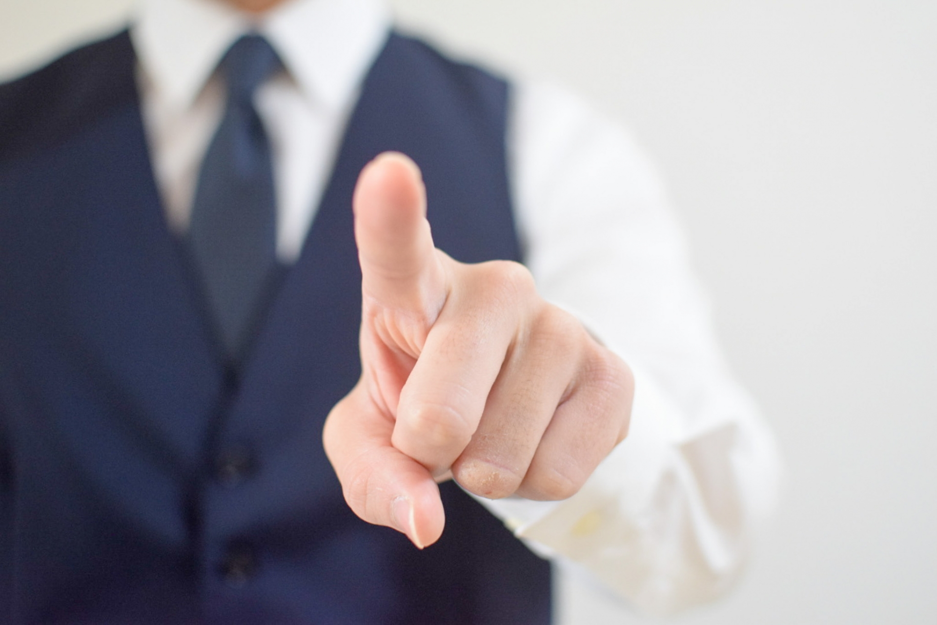 注意や警戒をイメージさせる指差しのイメージ写真