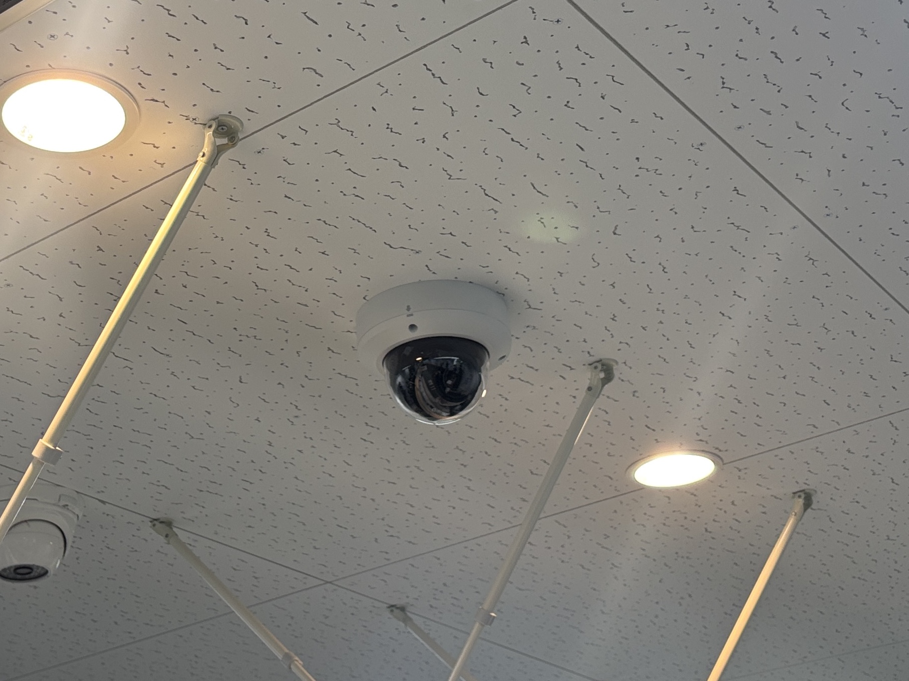 クリニック待合室の天井に設置した防犯カメラ