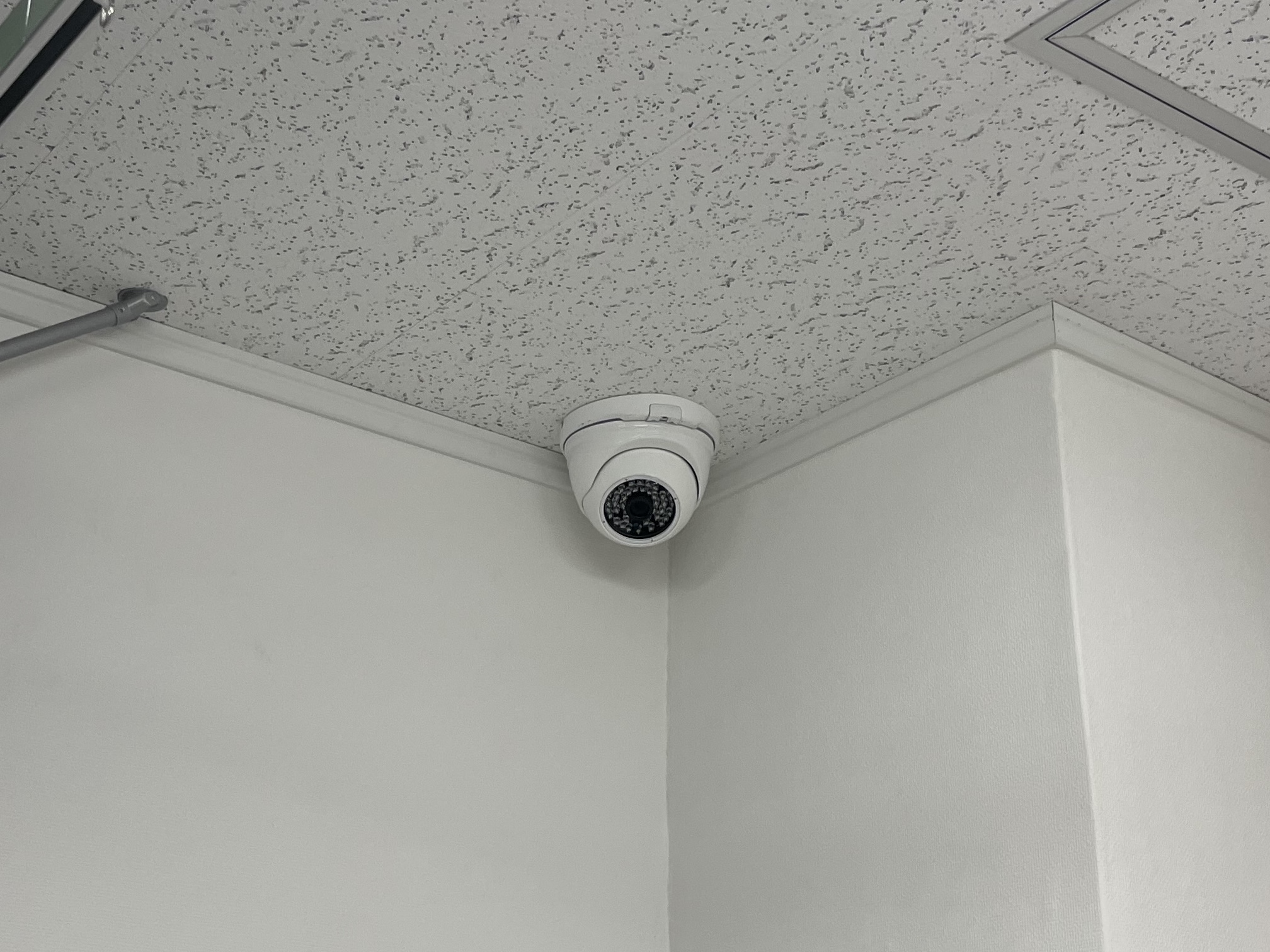 神奈川県横浜市の薬局に設置のドームカメラ