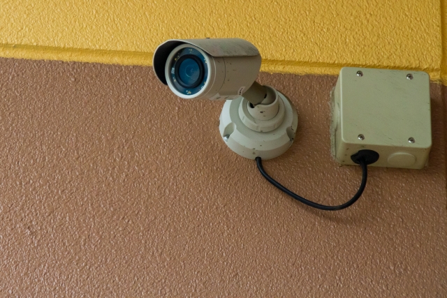 外壁に配線ボックスとともに設置された屋外用ボックス型防犯カメラ