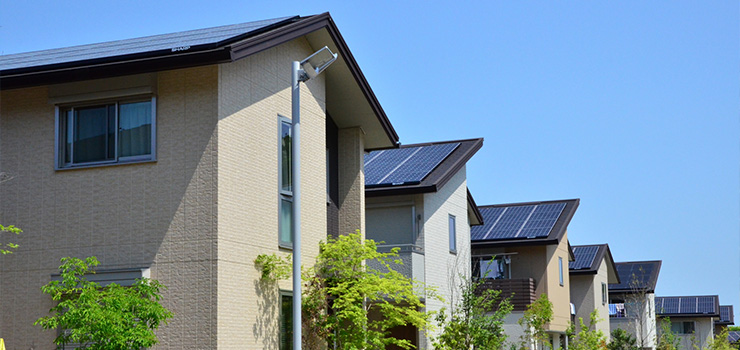 住宅街の戸建住宅と防犯対策として設置された街路灯のある風景