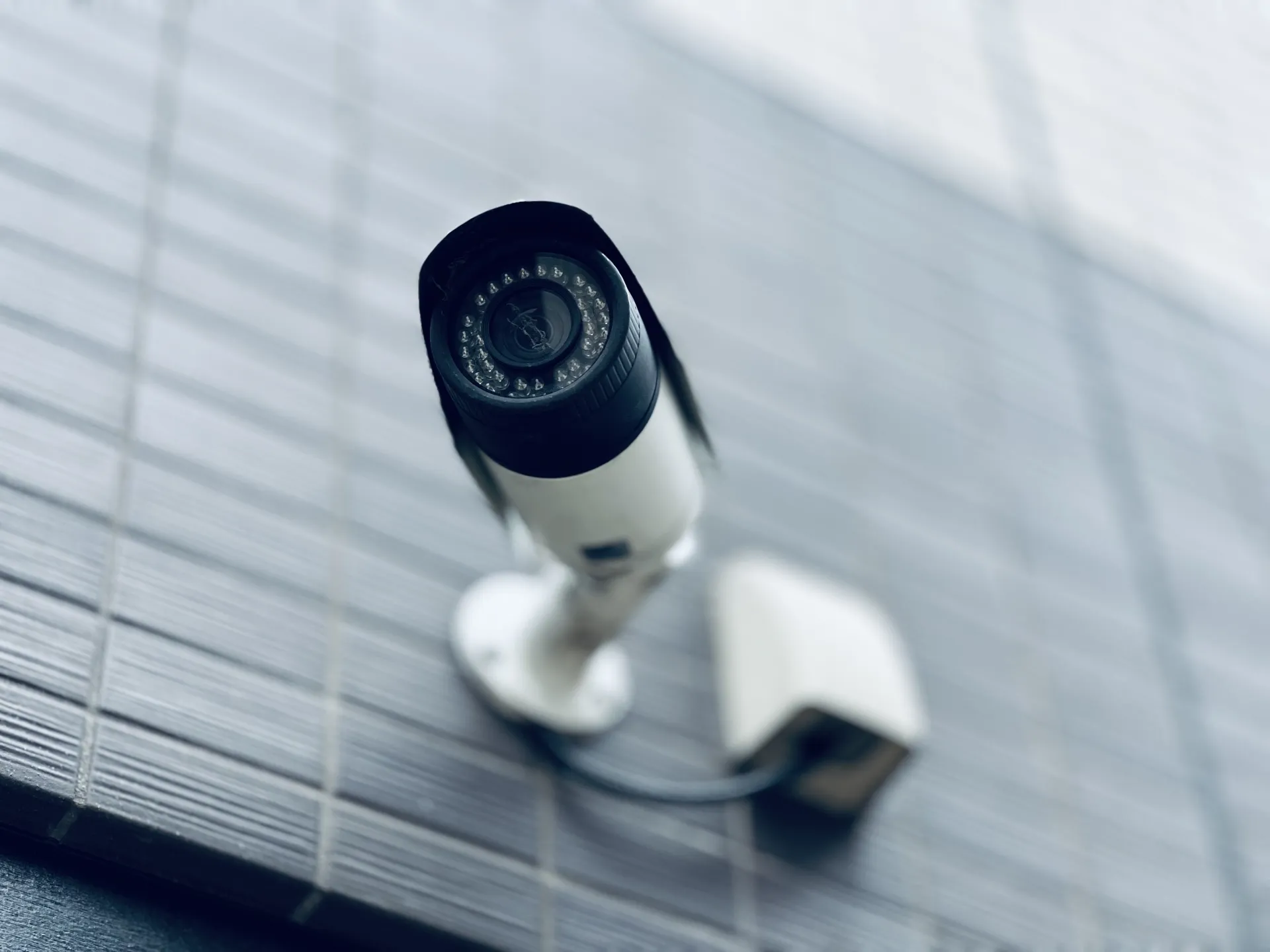 建物外壁に上向きで設置された屋外用防犯カメラ