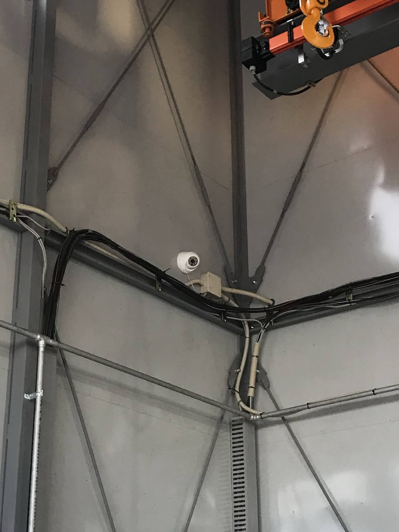 フロア全体を見渡す壁面に設置された防犯カメラ