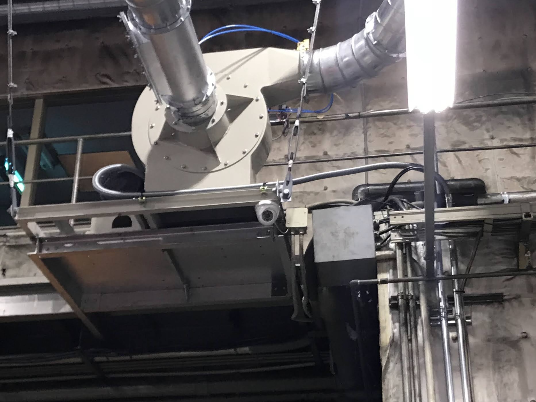 工場内全体、生産ラインに設置された防犯カメラ