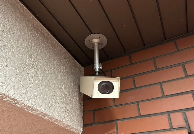 出入口に設置されていた既設防犯カメラ（アナログワンケーブル／38万画素）