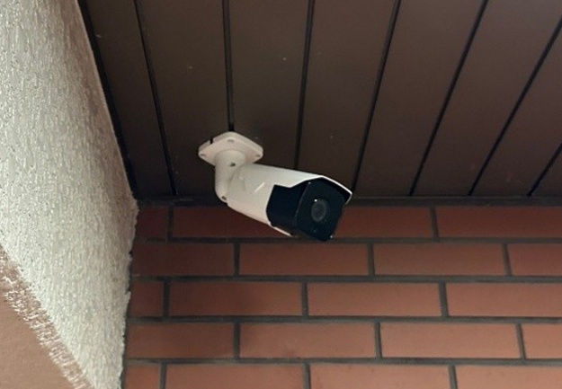 出入口に設置されていた既設防犯カメラ（アナログワンケーブル／38万画素）