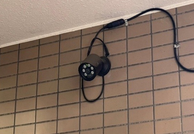 裏出入口に設置されていた既設防犯カメラ（安価カメラ／DIY施工／38万画素／アナログ2ケーブル）