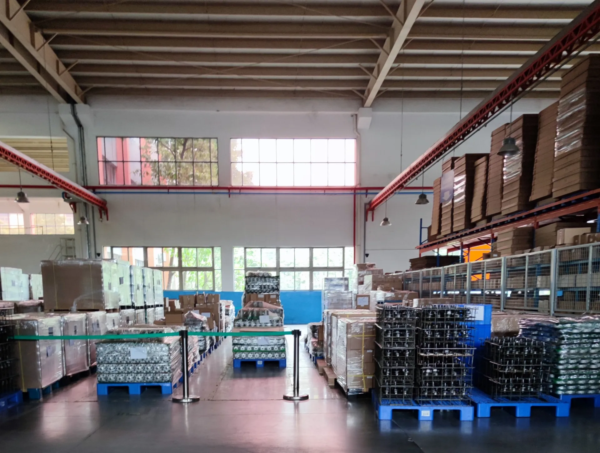 パレットに積まれた荷物が並ぶ倉庫内全体の様子