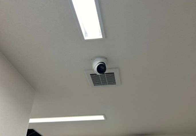 事務所出入口に設置した防犯カメラ