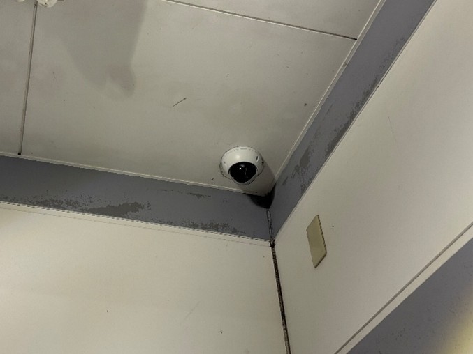 オフィスロッカー室出入口に設置した防犯カメラ