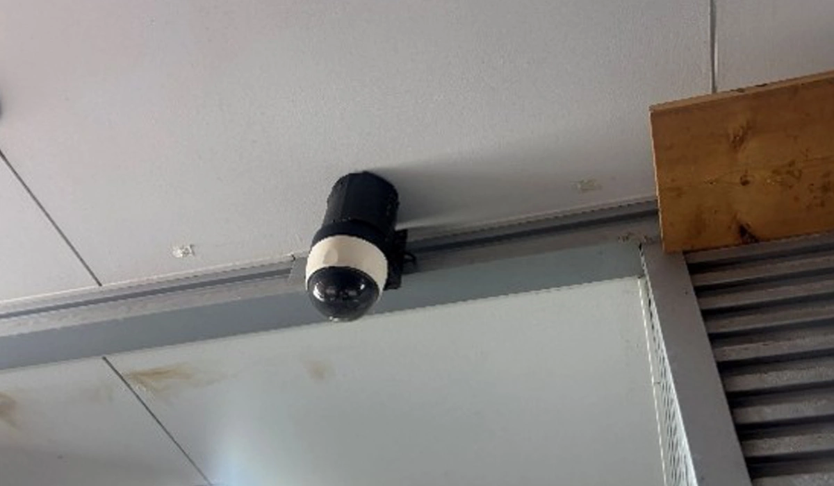 倉庫の搬入口シャッター付近に設置された屋外用ドーム型防犯カメラ