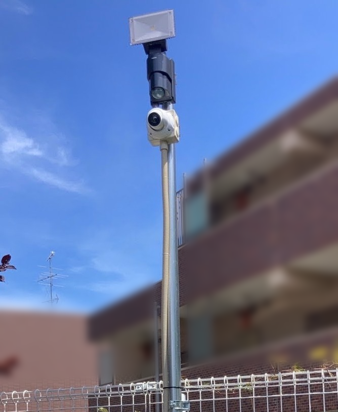 駐車場のポールに設置された屋外用広角ドームカメラ