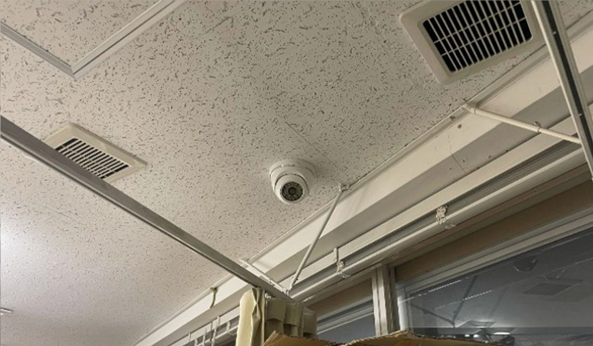 倉庫内の高天井空間に設置された屋内用ドーム型防犯カメラ