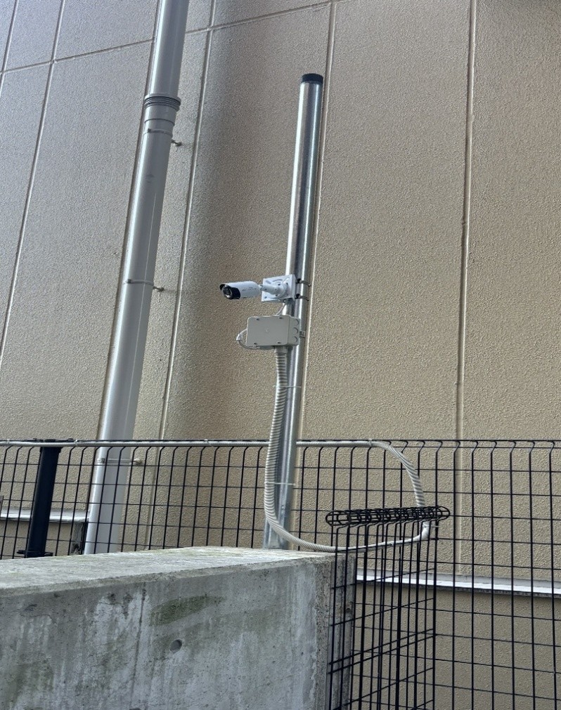 駐車場のポールに設置された屋外用ボックス型防犯カメラ