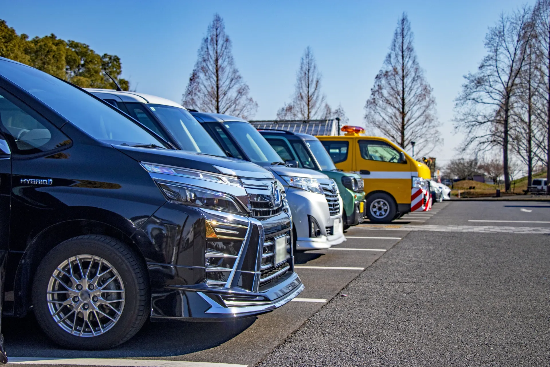 屋外駐車場に整列して駐車している複数の車両