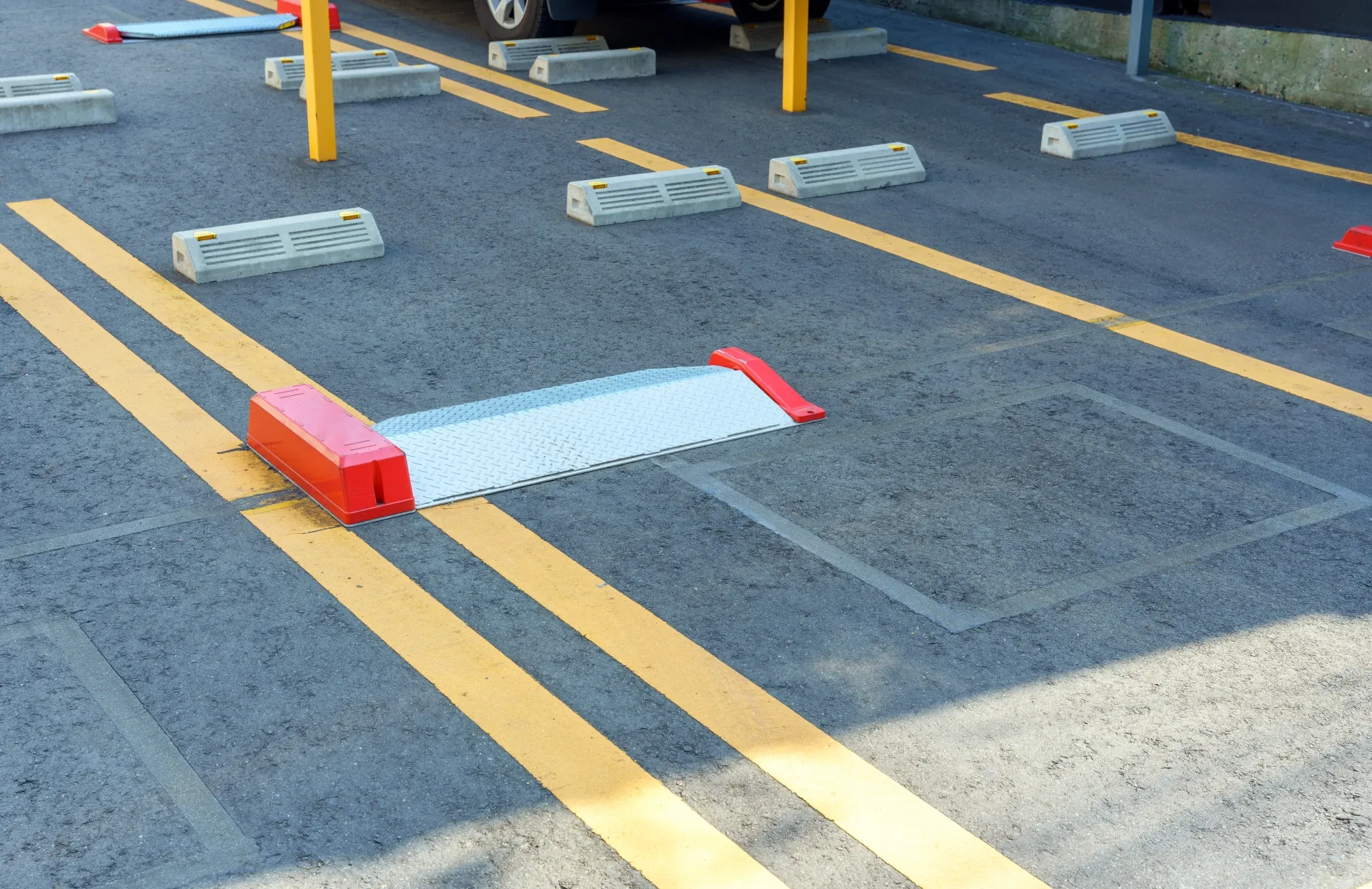 駐車場に設置された無断駐車対策用のタイヤロック装置