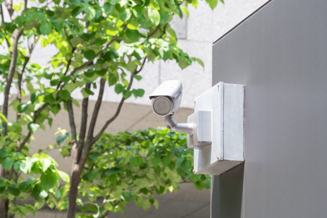 建物の外壁に設置された配線ボックス付き屋外用バレット型防犯カメラ