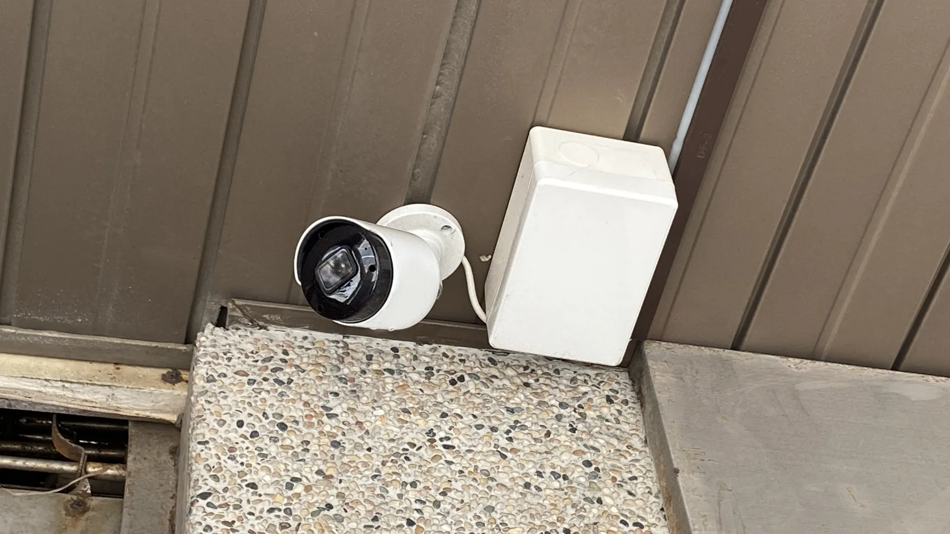 建物外壁に設置された配線ボックス付き屋外用防犯カメラ