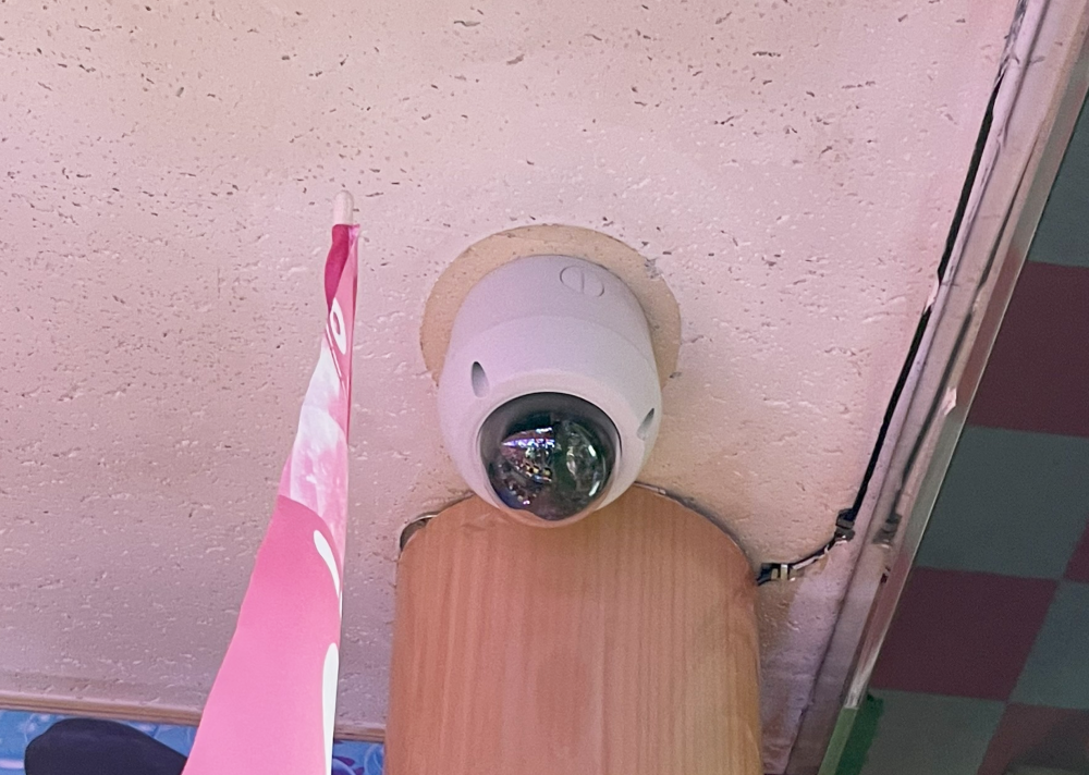 アミューズメント施設の店内天井に設置されたドーム型防犯カメラ