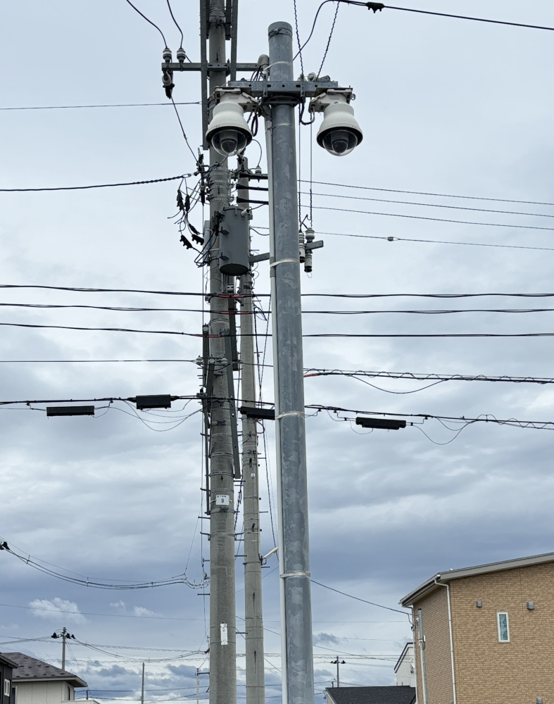 住宅地の街区入口に設置された防犯カメラ