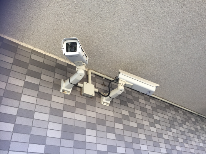 建物の壁に設置された2台のボックスカメラ