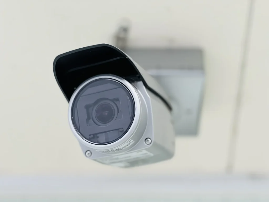 壁面に設置されたバレット型防犯カメラ
