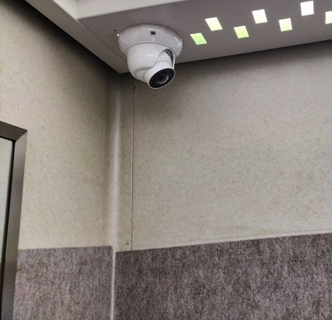 病院のエレベーター内に設置された広角ドーム型防犯カメラ