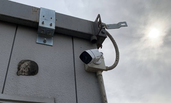 一戸建て住宅のガレージ付近に設置されたボックス型防犯カメラ