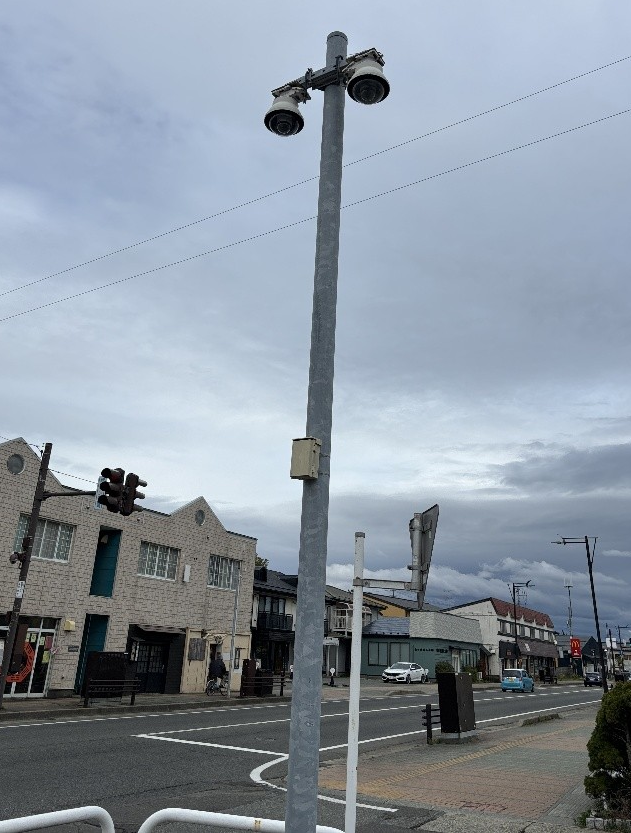 秋田県内の屋外ポールに設置した寒冷地仕様のPTZ防犯カメラ