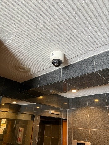 横浜市のマンション風除室に設置した防犯カメラ